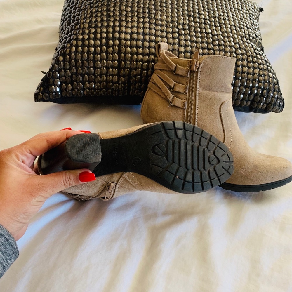 Boots - Picture 2 of 4